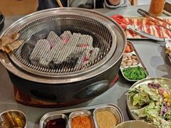 -围炉肉舍•炭烤活鳗•丹东海鲜烤肉(步行街店)