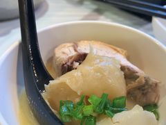 濃厚原隻雞煲花膠湯-鲜入围煮花胶鸡海鲜火锅