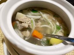 炖羊肉汤-巴扎美食·新疆菜·西域歌舞表演餐厅(新疆大厦店)
