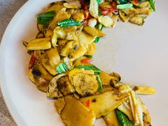 野芫荽炒牛肝菌-半山腰·云南菜(侨福芳草地店)