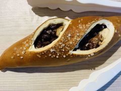 核桃红豆碱水-Dough&Joe团憩(瑞虹天地月亮湾店)