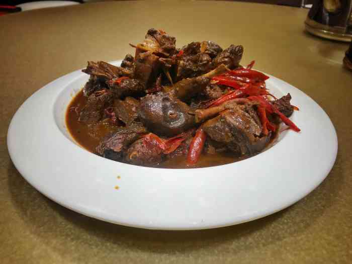 据说是濮阳第一家鸽子楼饭店菜品味道很棒但是价格真是贵了一匹烤南瓜