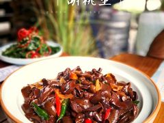 小辣椒炒牛肝菌-胡桃里音乐酒馆(东区店)