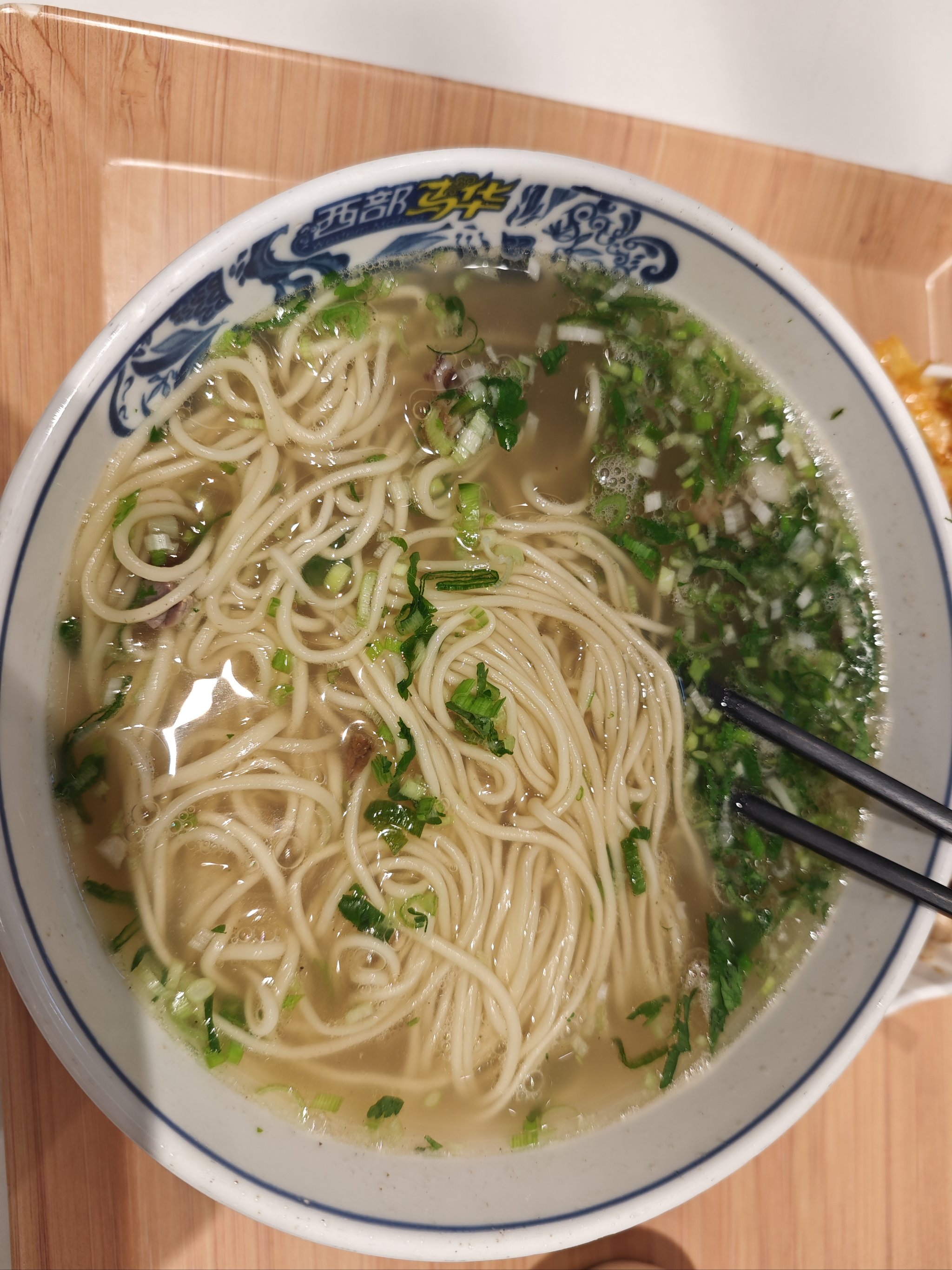 选的牛肉骨汤牛肉面套餐,一个人可以吃的饱,环境很好