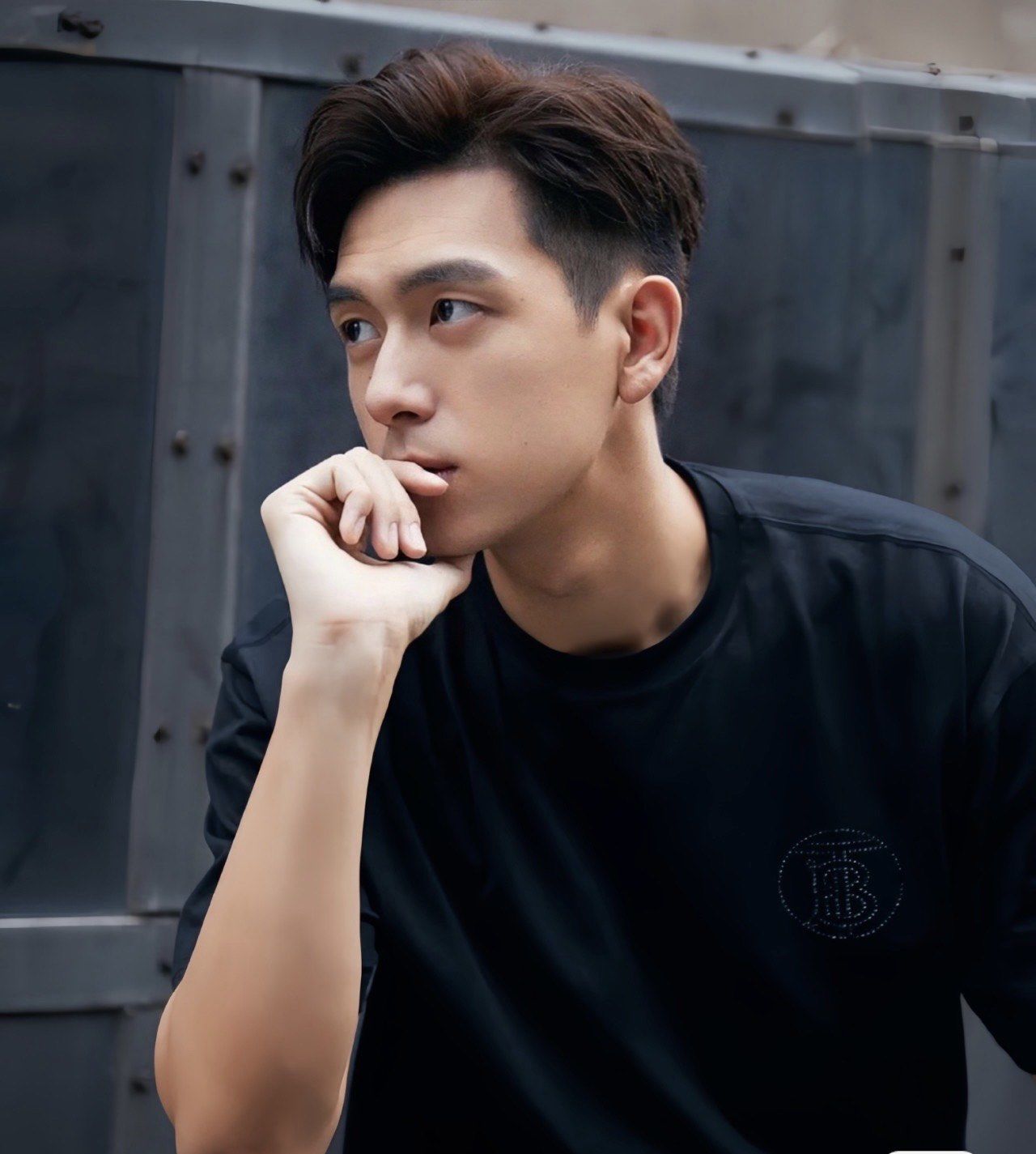 一侧头发自然地覆盖于头皮上但不乏蓬松感这样有助拉长男生们的脸型