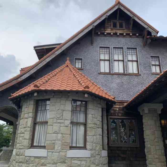 二叶馆-"非常大正浪漫色彩了.彩色的玻璃窗,各种旧."-大众点评移动版