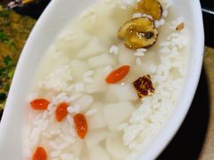 手工醪糟粉子-何师烧烤·香辣蟹·川菜·30年老品牌(太古里旗舰店)