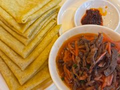 酸萝卜炒牛肉配饼-玛禄藏膳(五分店)