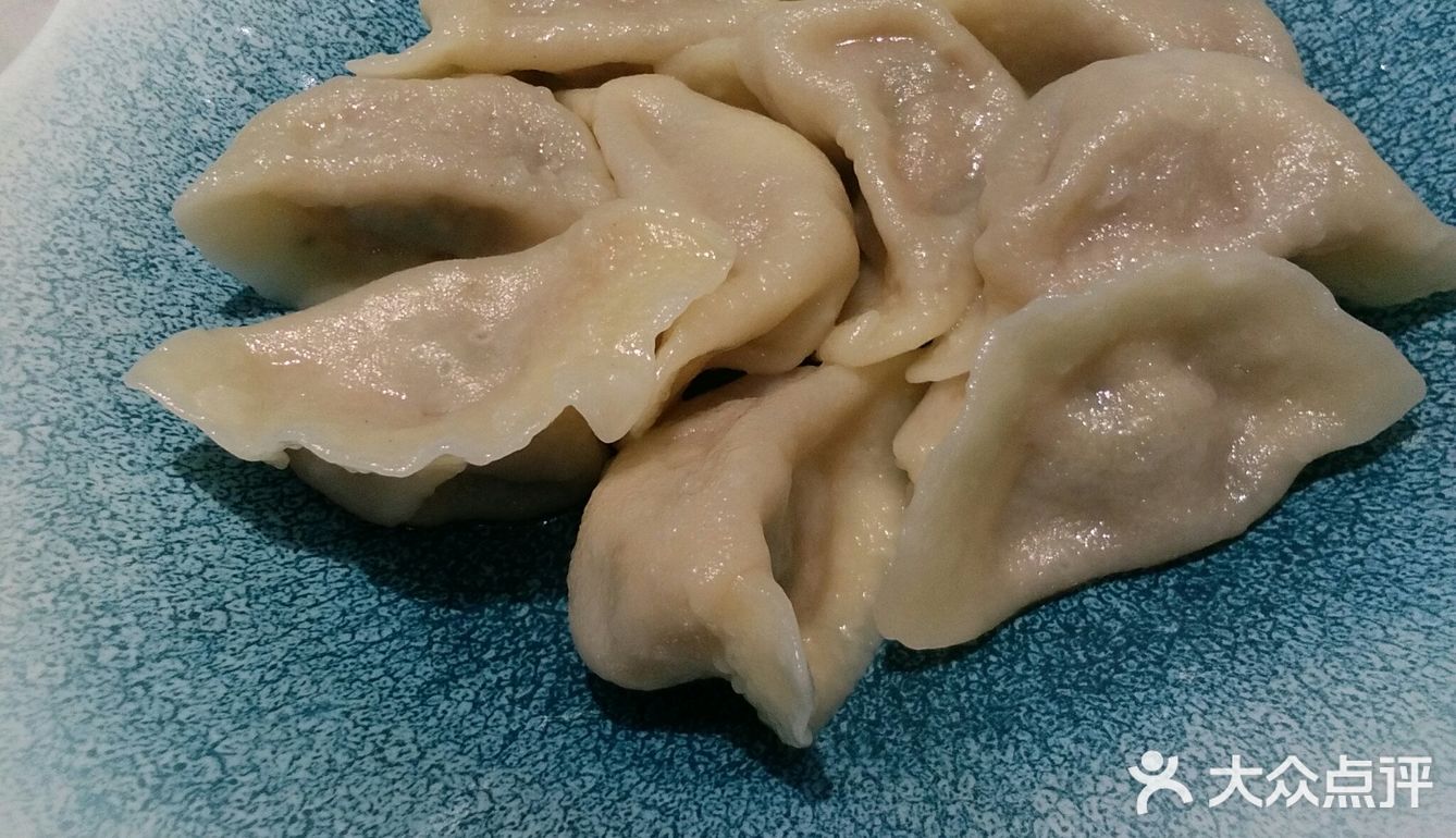 一串十二月元的三串烤肉最好吃一个个可以吃的很饱啊!