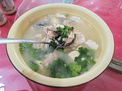 鱼头豆腐汤-华园农庄·特色炭烧鸡·北江河鲜