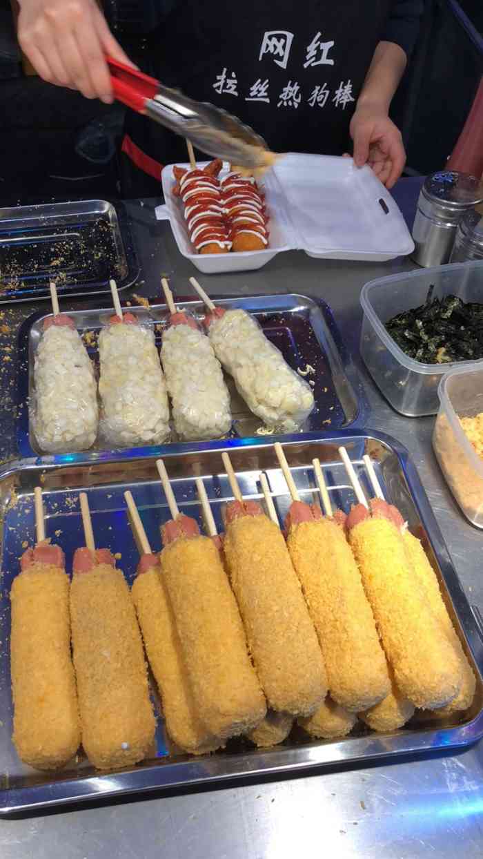 芝士拉丝热狗-"在东城路夜市南边摊位,选了一家,没吃过拉.