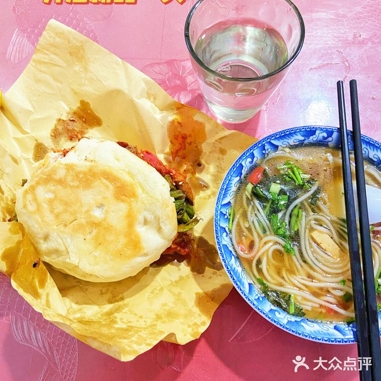 包头探店｜麻辣香锅的夹饼子你吃过吗？｜早餐