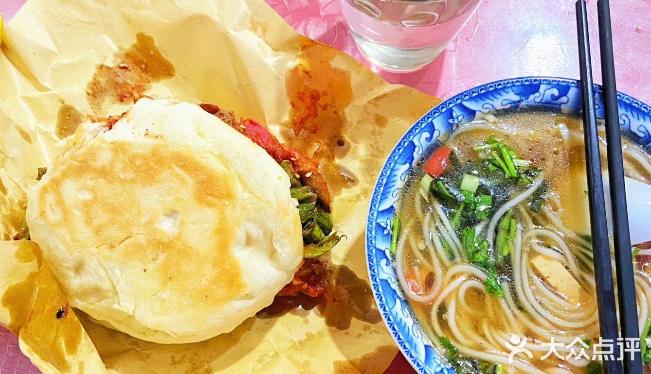包头探店｜麻辣香锅的夹饼子你吃过吗？｜早餐