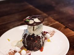 核桃布朗尼配新西兰TipTop焦糖味雪糕-Bistro 63 创意融合料理(广粤天地店)
