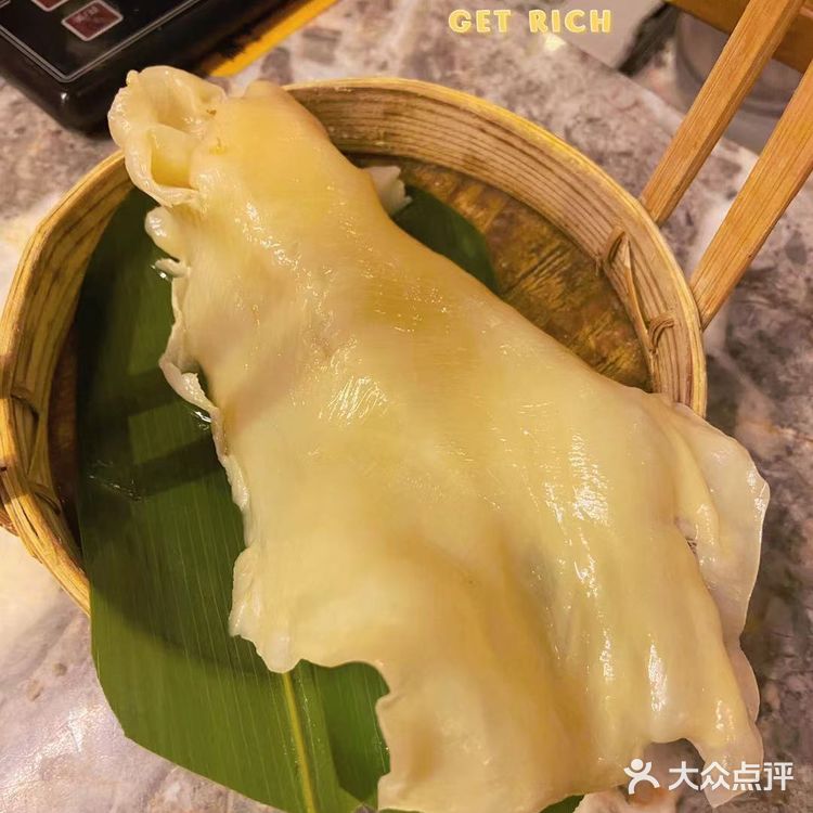 干了两碗哈哈，吃到撑了。一份足够3个人吃了