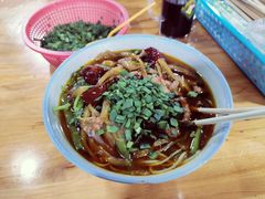 酸菜肉丝米线-越洋肖氏老米线(杨家坪店)