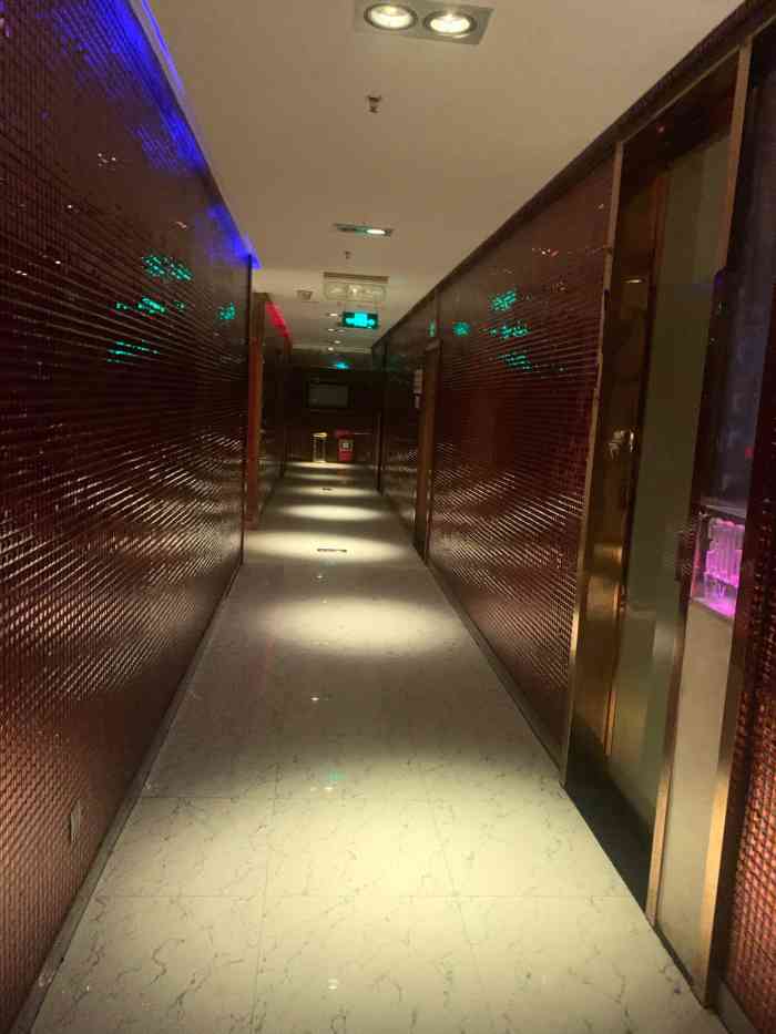 维纳斯ktv-"音响效果不错,厢还是够大,服务员要叫很久.