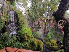 -Chom Cafe and Restaurant