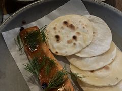 烟熏三文鱼配烤饺子皮和芥末籽酱-BOR Eatery(安福路店)