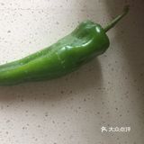 翻炒均匀，再放入青椒炒至断生即可