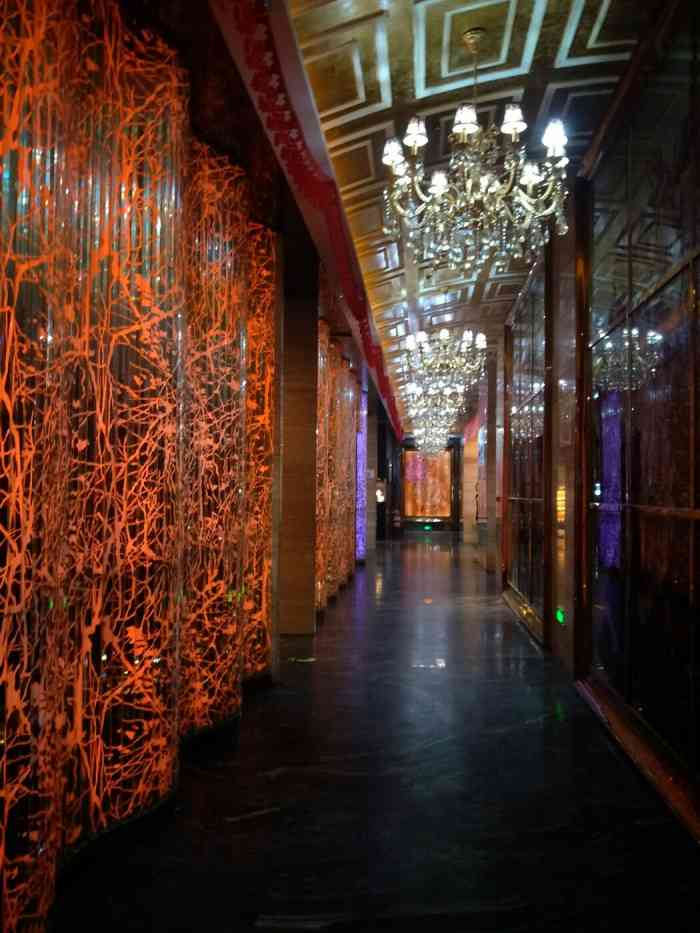 前两天想去ktv唱歌,在大众点评的app上搜到了这家金色阳光ktv,然而