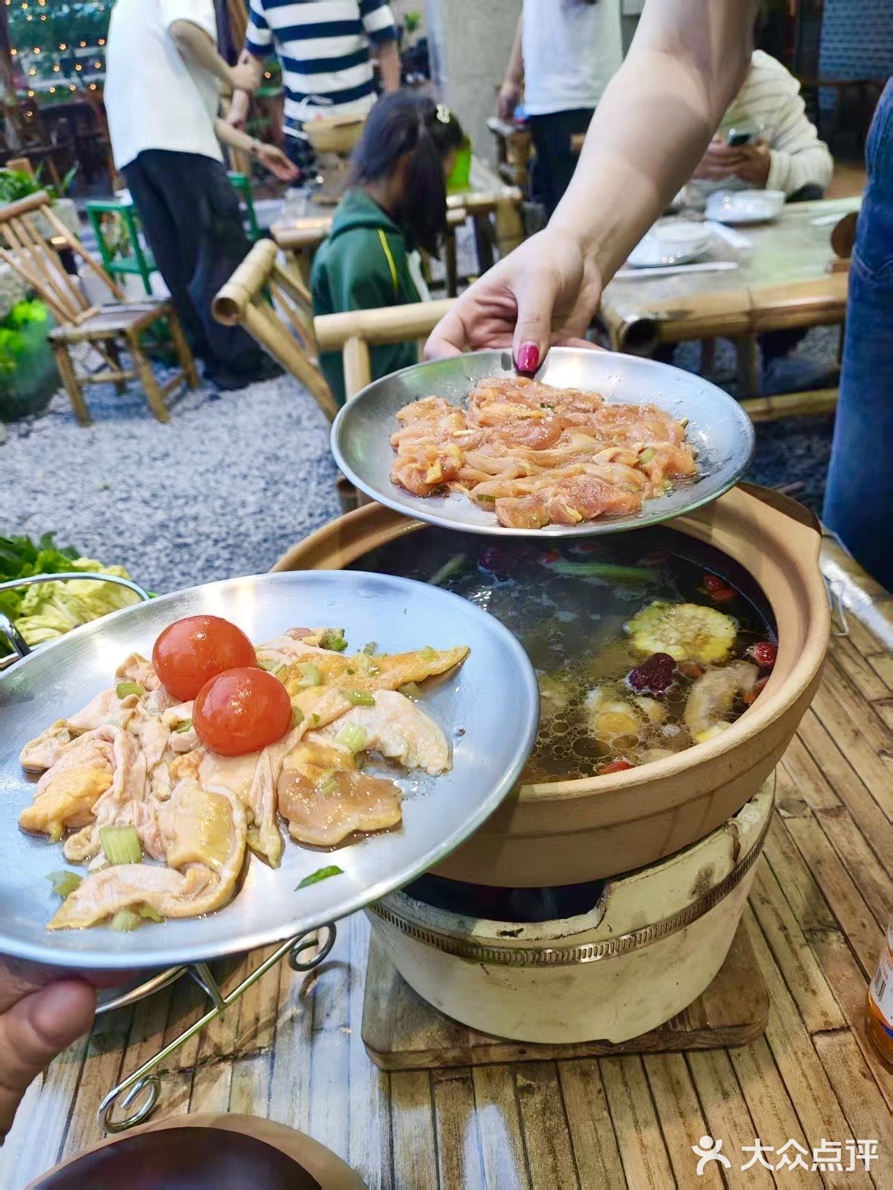 在杭州!不起眼但好好好吃的碳炉鸡煲··