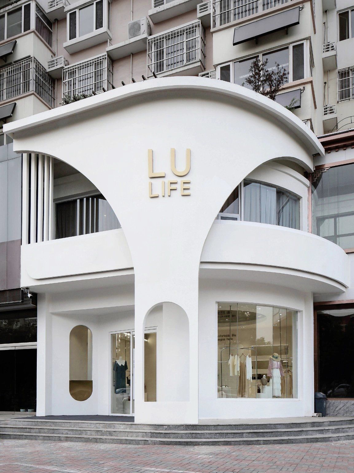 吸睛的暖白流转弧形门头