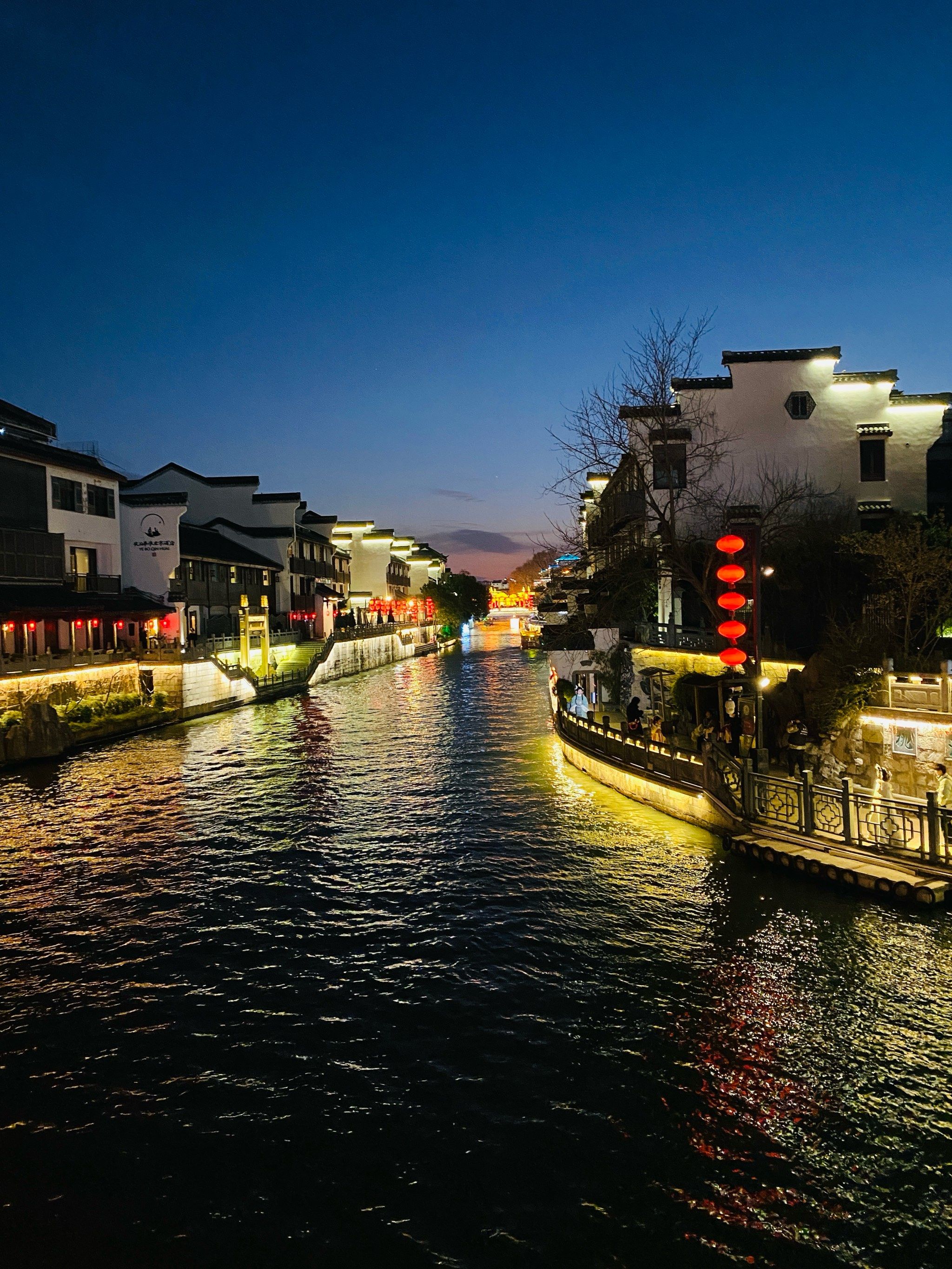 n
怪不得古代文人骚客都要在秦淮河畔流连忘返,这里聚集了大量的