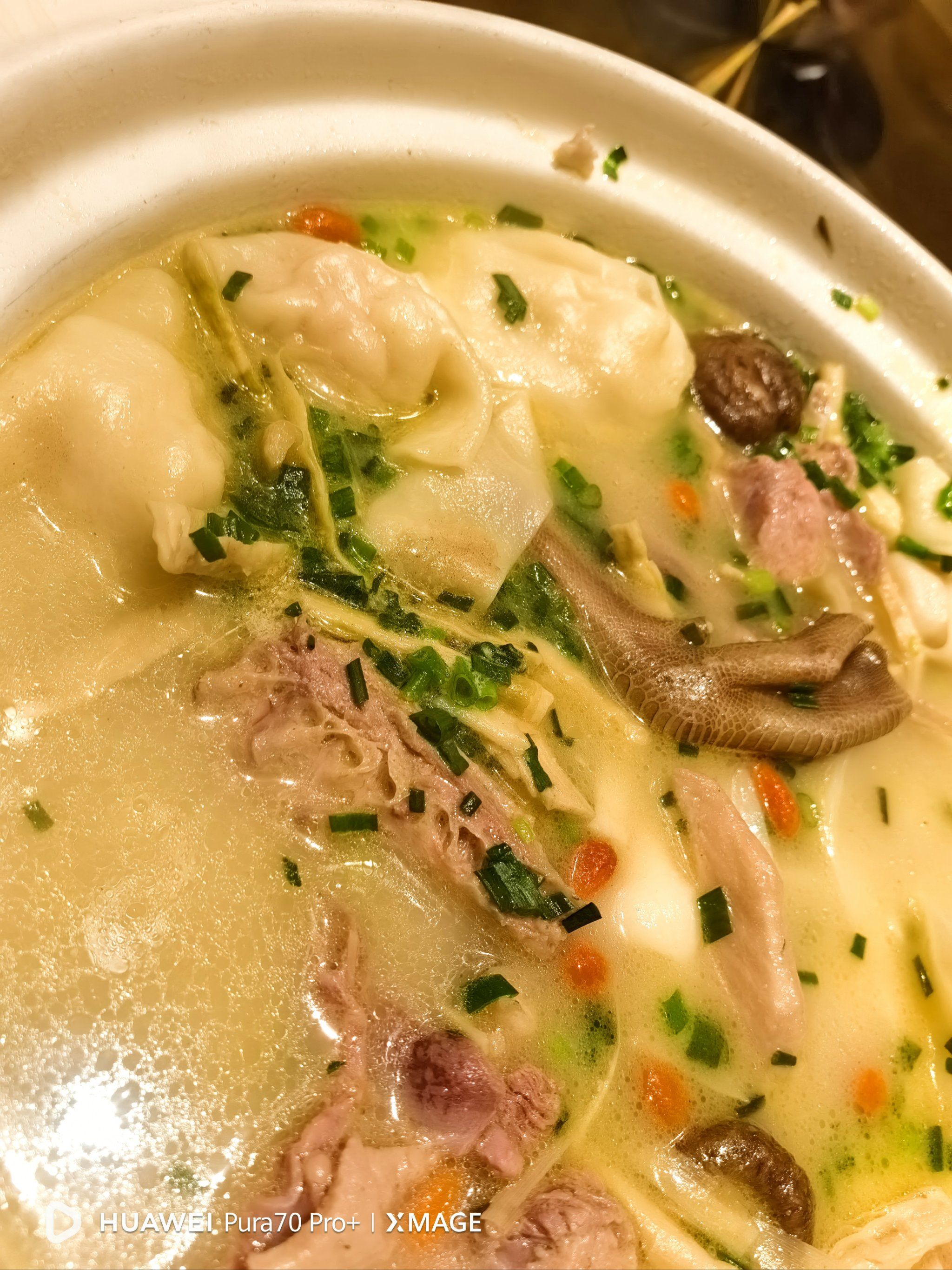 本帮菜东坡肉肥而不腻,入口即化,馄饨鸭煲带点鲜