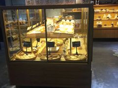 面包甜点陈列柜-啊噗吐呦现场烘焙(麦凯乐店)