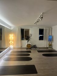 -闺蜜瑜伽·普拉提女性塑形馆