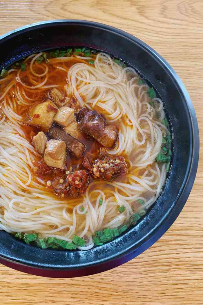 除了粉面之外,还有称重计费的快餐,味道不能说很好吃,但是比外卖还是