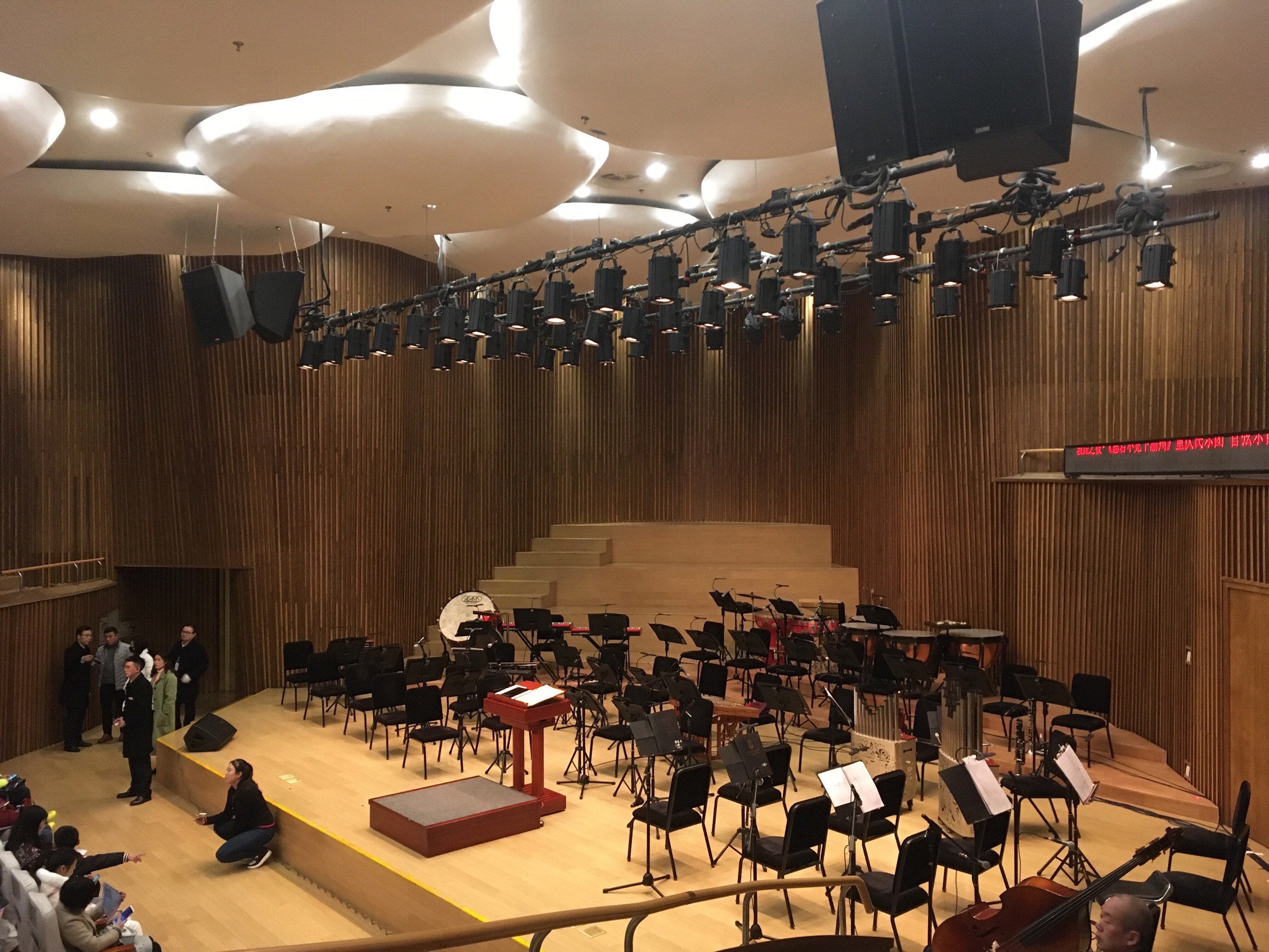 国泰大剧院,算是解放碑的标志性建筑,外部