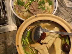 大碗牛肉刀削面-破瓦寒窑·地摊烤羊排