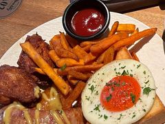 红薯条熏肉拼盘鸡翅吐司-翠贝卡&Mama Kelly Brunch Coffee(河西店)