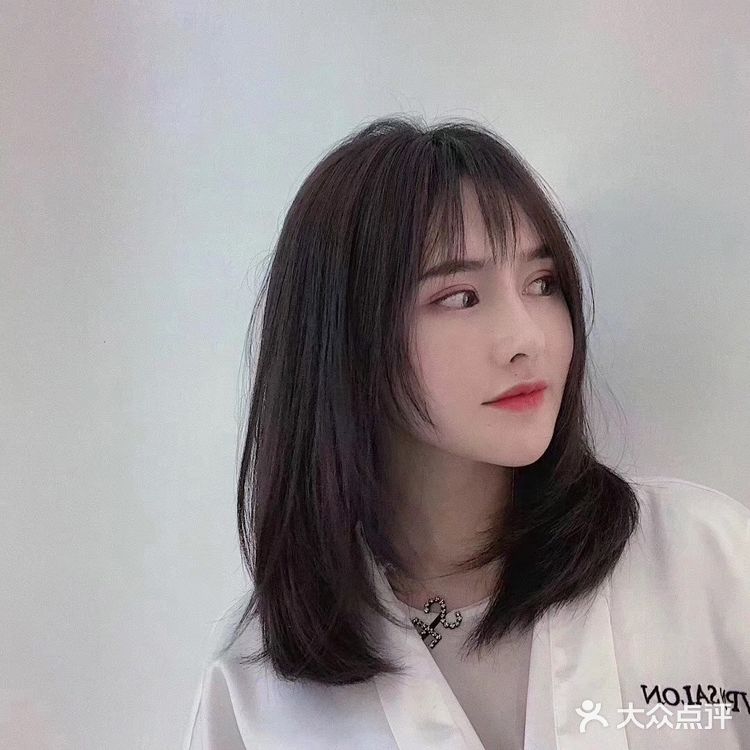 这是一款齐肩卷发，发尾是比较蓬松又不夸张的自然卷度
