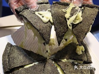 他们家的披萨不单单是会爆浆