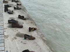 -多瑙河畔鞋履雕塑