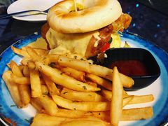 爆芝炸魚漢堡配薯條-layback cafe & bar