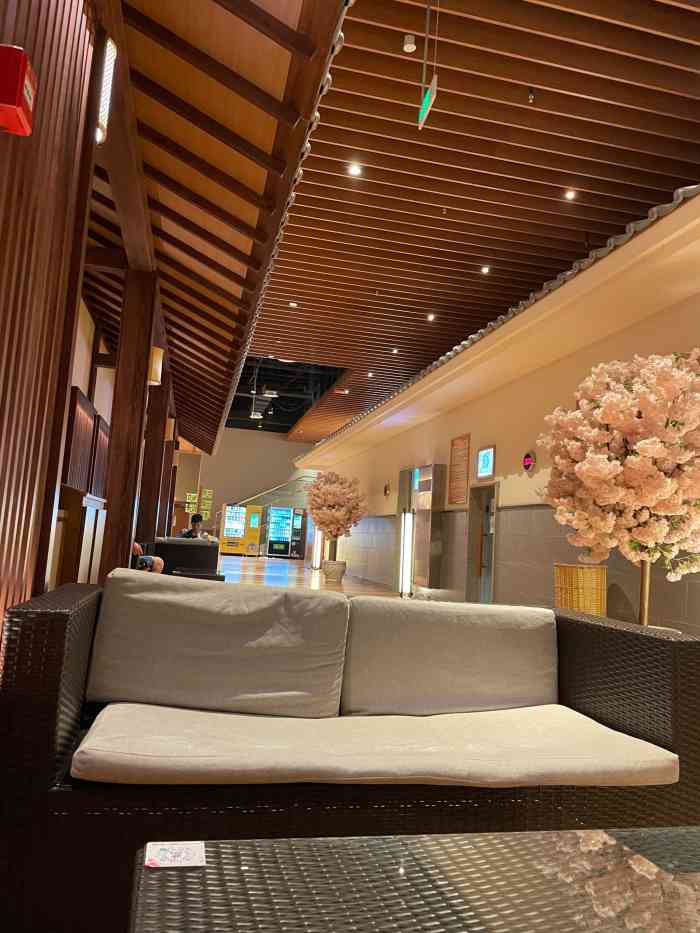 周末带着家人来泡汤,极乐汤温泉洗浴中心位于欧亚汇集,占地面积超级大