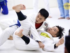 -菠萝格斗巴西柔术训练馆