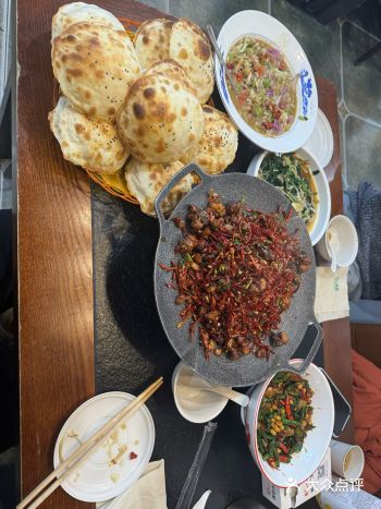 店铺开在路边很好找，进来后内有乾坤，本来以为是一个小