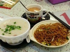 早餐&nbsp;柴鱼花生猪骨粥&nbsp;+&nbsp;炒面&nbsp;+奶茶-新辉港式茶餐厅(北栅店)