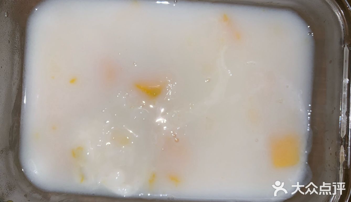 夏天就应该来碗冰冻的芒果椰奶果冻