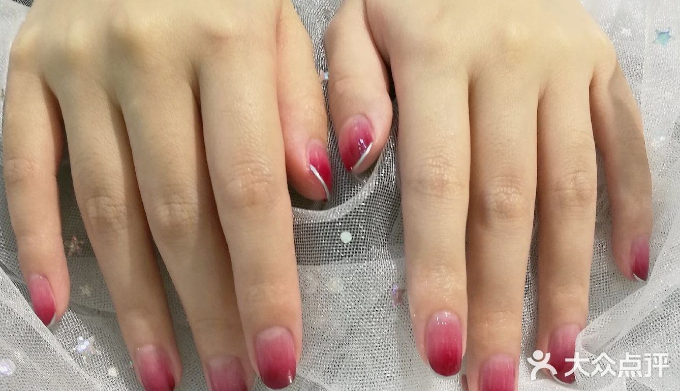 美炸的浆果色金边渐变美甲！