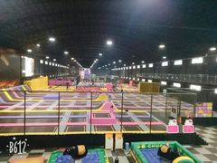 -嘿哟动霸CHUA·新潮玩运动娱乐中心·蹦床滑冰团建乐园