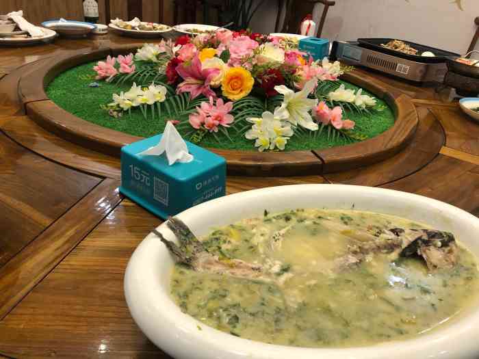 东海湾海鲜楼-"这是一家黑心店,价格贵的离谱,味道也不好.