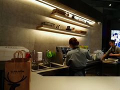 -瑞幸咖啡(岳家嘴地铁站店)