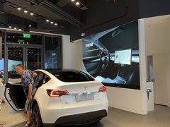 -TESLA 特斯拉(上海太古汇体验店)