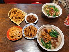 -爆炸头阿姨小四川正宗川味小吃(无任何分店)